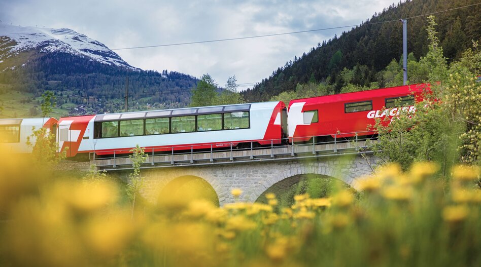 Glacier Express auf einer Brücke in alpiner Berglandschaft | © Glacier Express / MGB