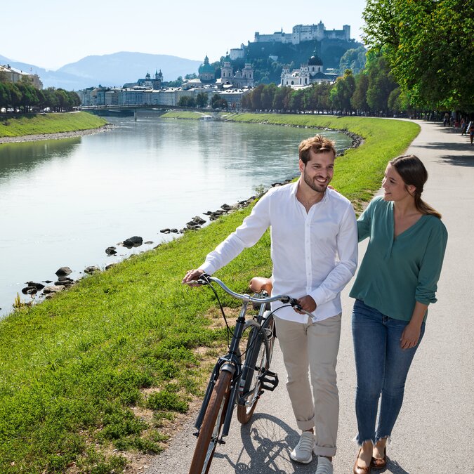 Spaziergang entlang der Salzach mit Blick auf die Salzburger Altstadt | © Tourismus Salzburg GmbH, Andreas Hechenberger