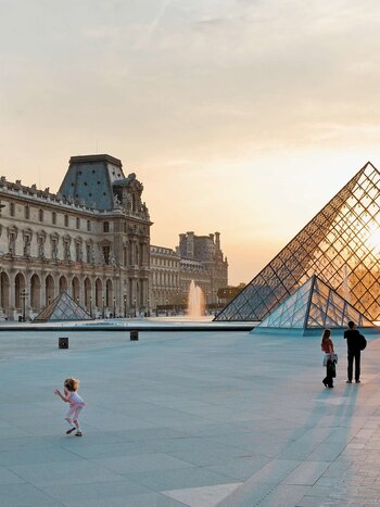 Louvre mit der Pyramide in Paris | © ATOUT FRANCE/Maurice Subervie