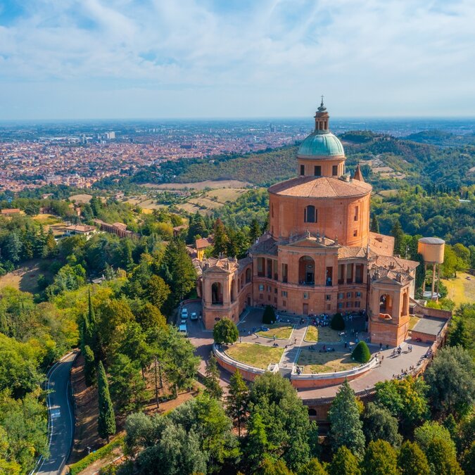 Wallfahrtskirche Madonna di San Luca im italienischen Bologna | © shutterstock_2342943221