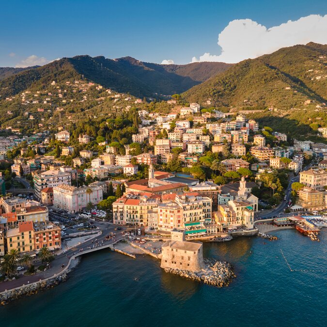 Luftansicht des Städtchens Rapallo am Meer | © shutterstock / 2154243307