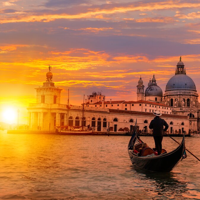 Die Gondel durch die grünen Kanäle von Venedig | © Shutterstock 275174153